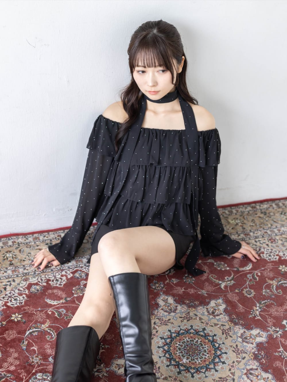 ブラック系のその他パンツ、ブラック系のシャツ/ブラウスを着用したレディースの夏コーディネートの9枚目の写真