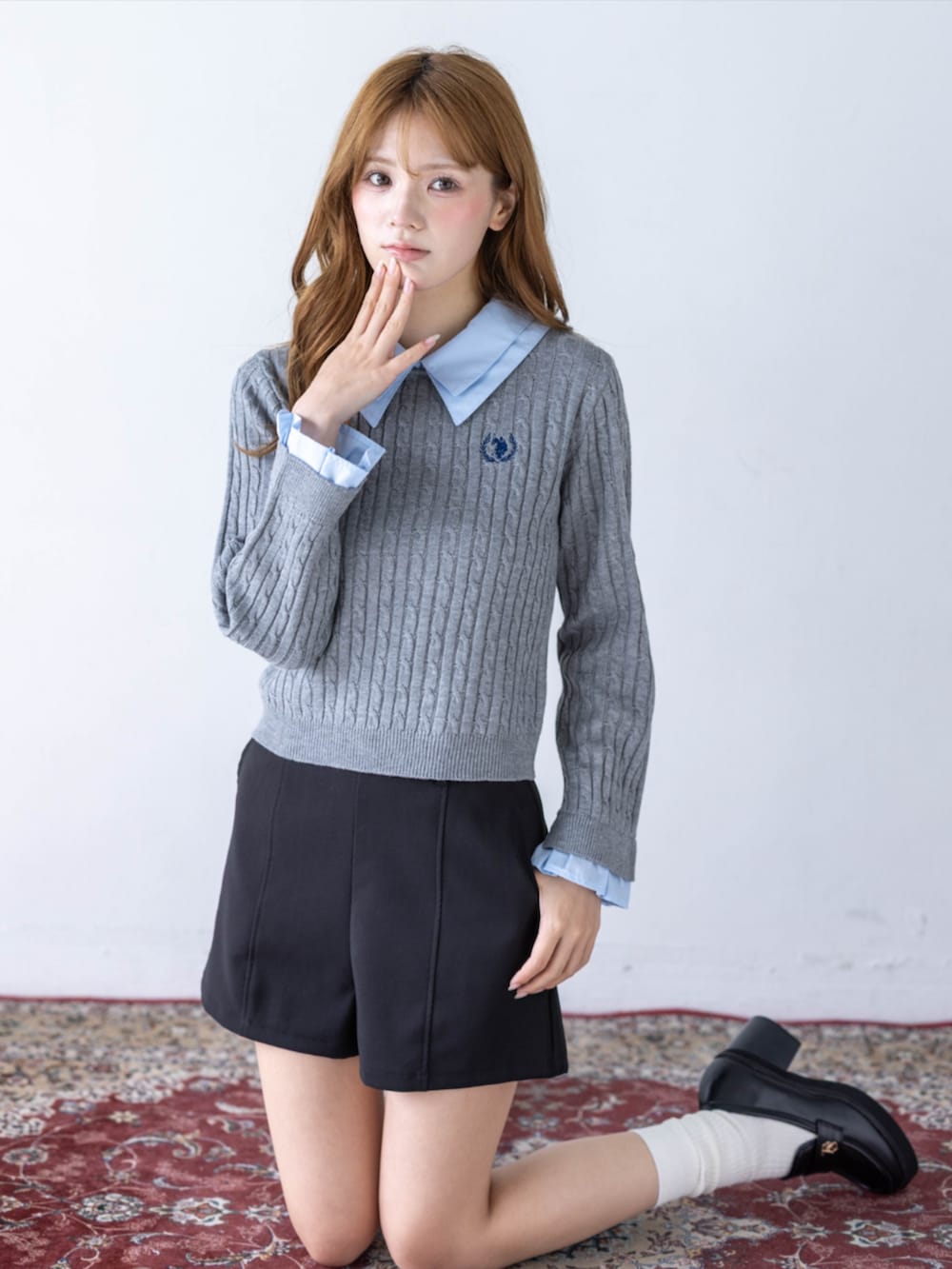 ブラック系のその他パンツ、ブラック系のローファー、グレー系のニット/セーターを着用したレディースの秋コーディネートの5枚目の写真