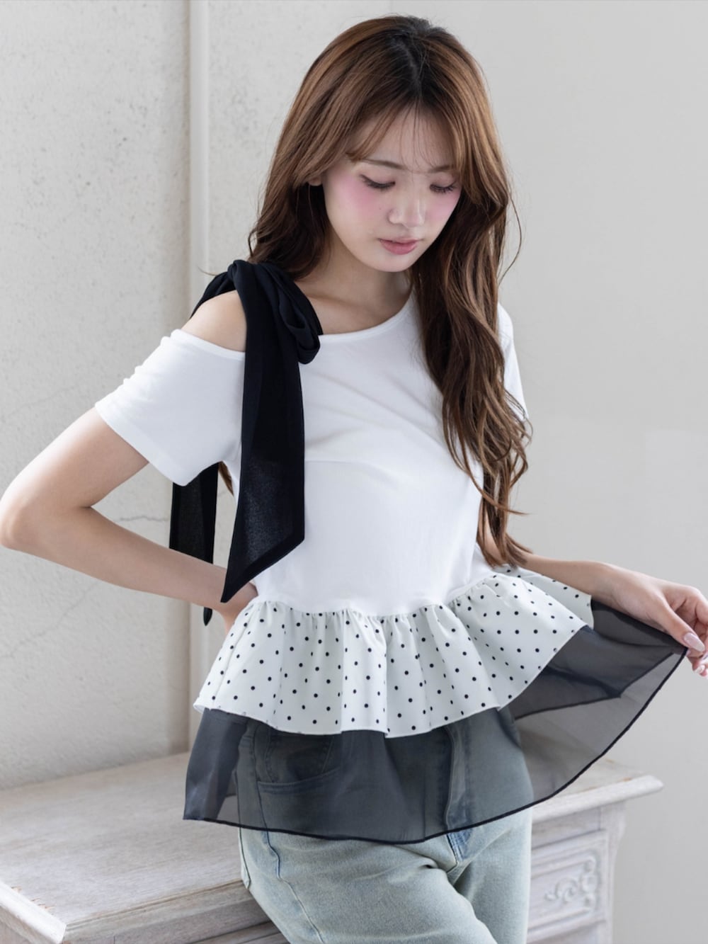 ブラック系のパンプス、ブルー系のデニムパンツ、ホワイト系のTシャツ/カットソーを着用したレディースの夏コーディネートの4枚目の写真