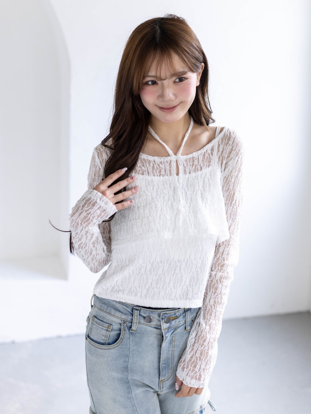 ホワイト系のパンプス、ホワイト系のカーディガン/ボレロ、ブルー系のデニムパンツを着用したレディースの春コーディネートの4枚目の写真