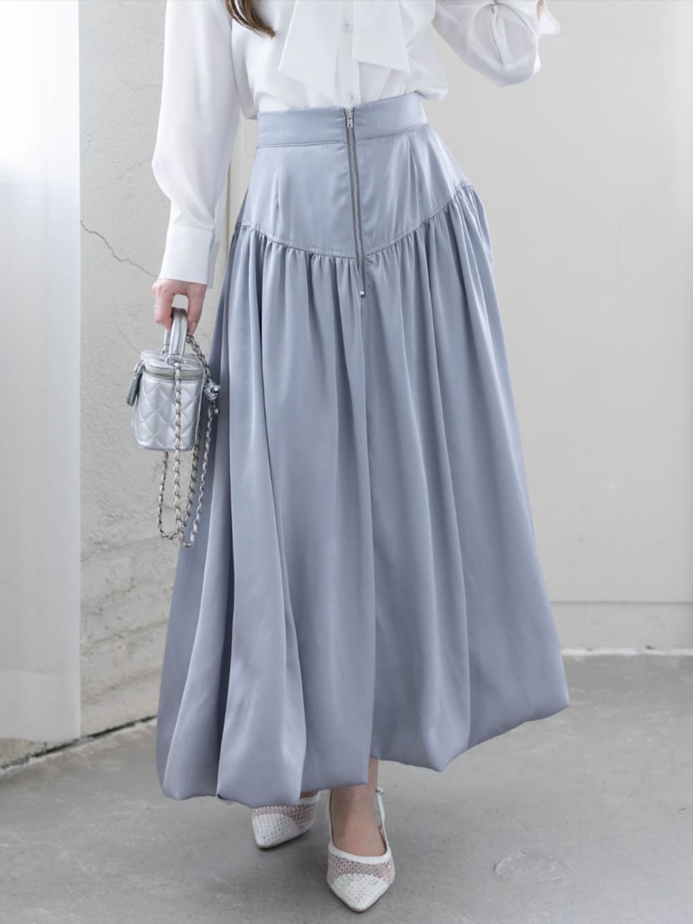 ホワイト系のシャツ/ブラウス、ホワイト系のパンプス、グレー系のスカートを着用したレディースの夏コーディネートの5枚目の写真