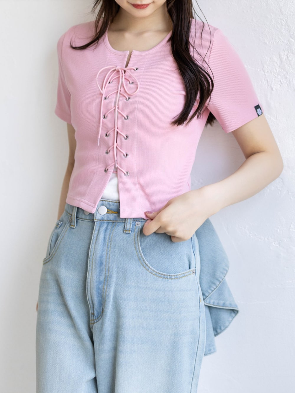 シルバー系のパンプス、ピンク系のTシャツ/カットソー、ブルー系のデニムパンツを着用したレディースの夏コーディネートの5枚目の写真