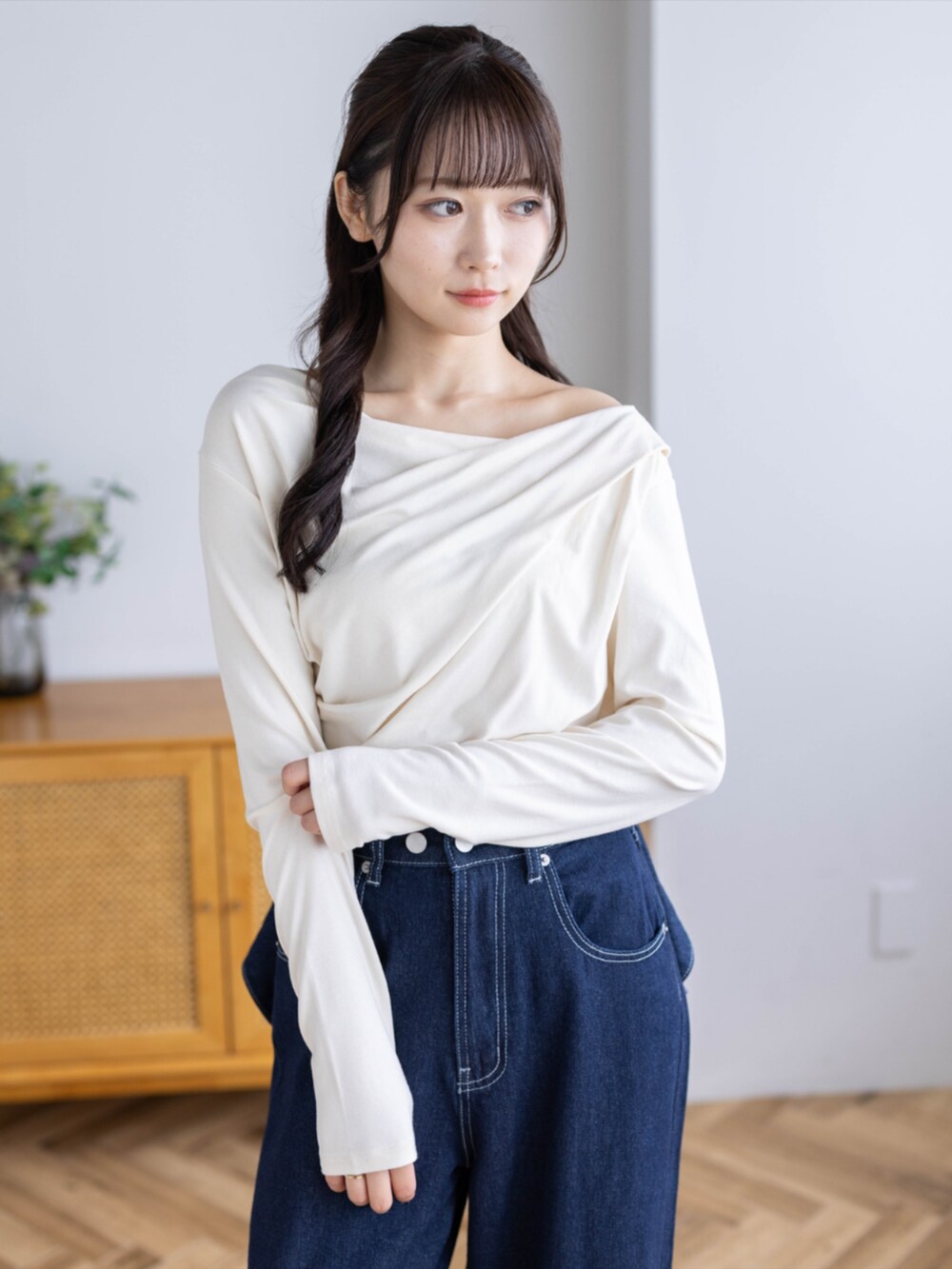 レッド系のパンプス、ブルー系のデニムパンツ、ホワイト系のTシャツ/カットソーを着用したレディースの秋コーディネートの4枚目の写真