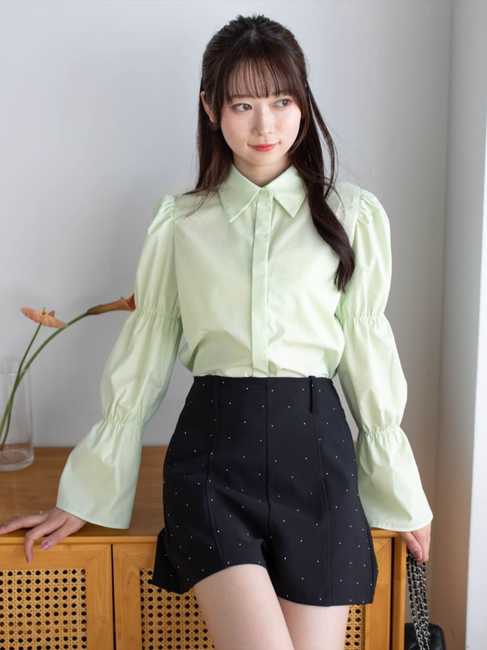 ブラック系のその他パンツ、ブラック系のブーツ、グリーン系のシャツ/ブラウスを着用したレディースの秋コーディネートの7枚目の写真