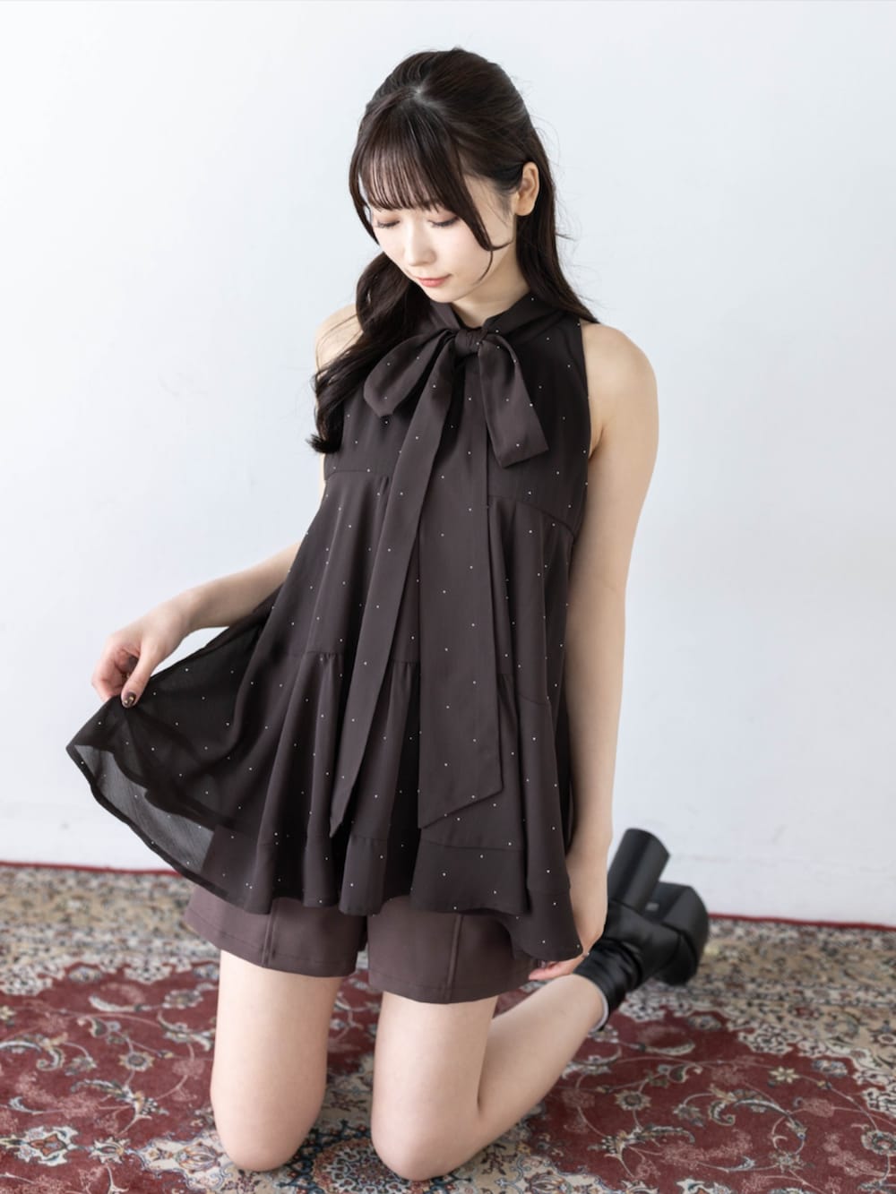 ブラウン系のその他パンツ、ブラウン系のシャツ/ブラウスを着用したレディースの夏コーディネートの4枚目の写真