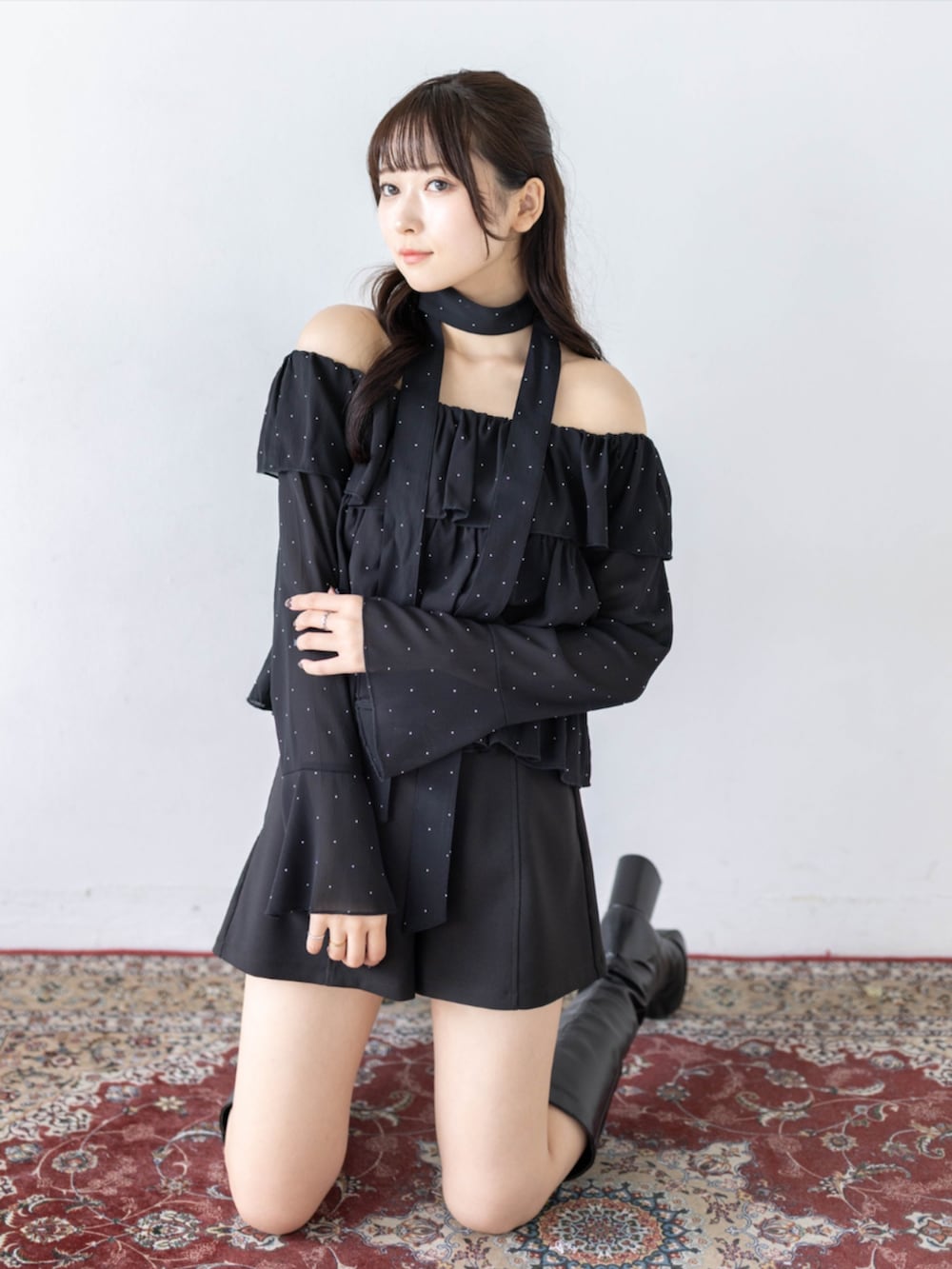 ブラック系のその他パンツ、ブラック系のシャツ/ブラウスを着用したレディースの夏コーディネートの6枚目の写真