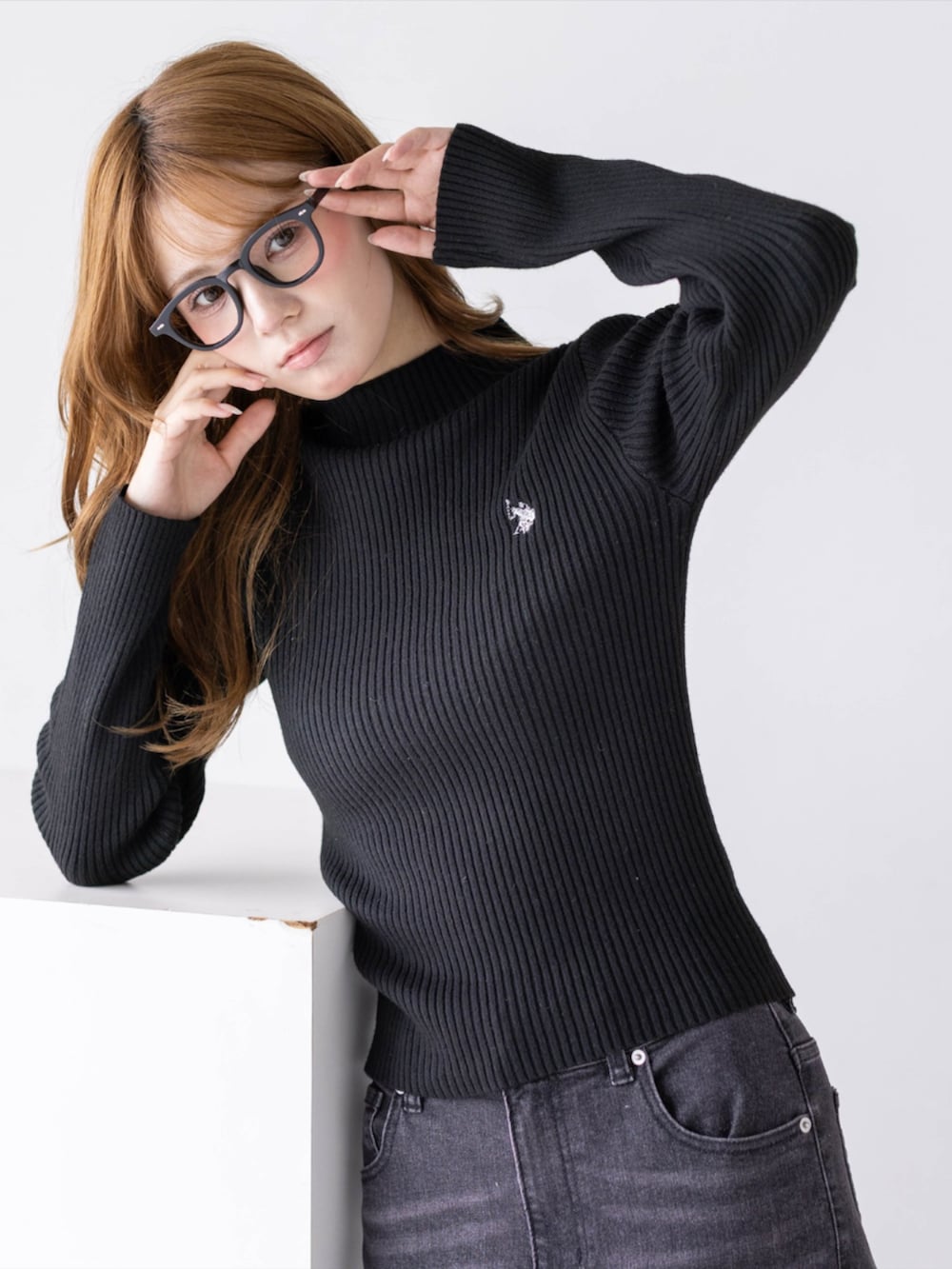 ブラック系のデニムパンツ、ブラック系のパンプス、ブラック系のニット/セーターを着用したレディースの秋コーディネートの5枚目の写真