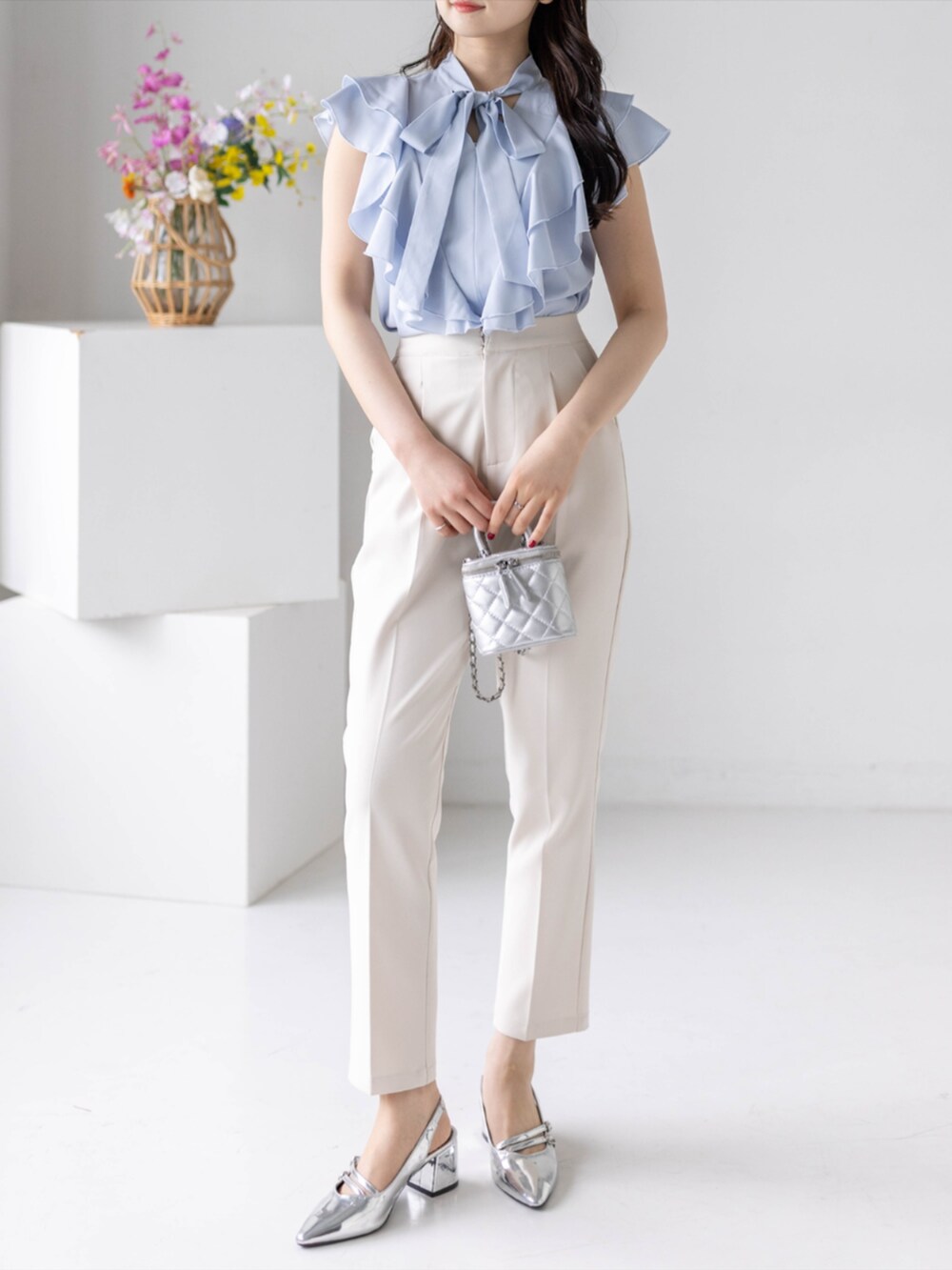 シルバー系のパンプス、ホワイト系のその他パンツ、ブルー系のシャツ/ブラウスを着用したレディースの夏コーディネートの5枚目の写真