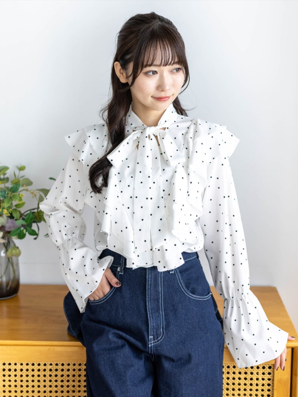 レッド系のパンプス、ホワイト系のシャツ/ブラウス、ブルー系のデニムパンツを着用したレディースの夏コーディネートの8枚目の写真