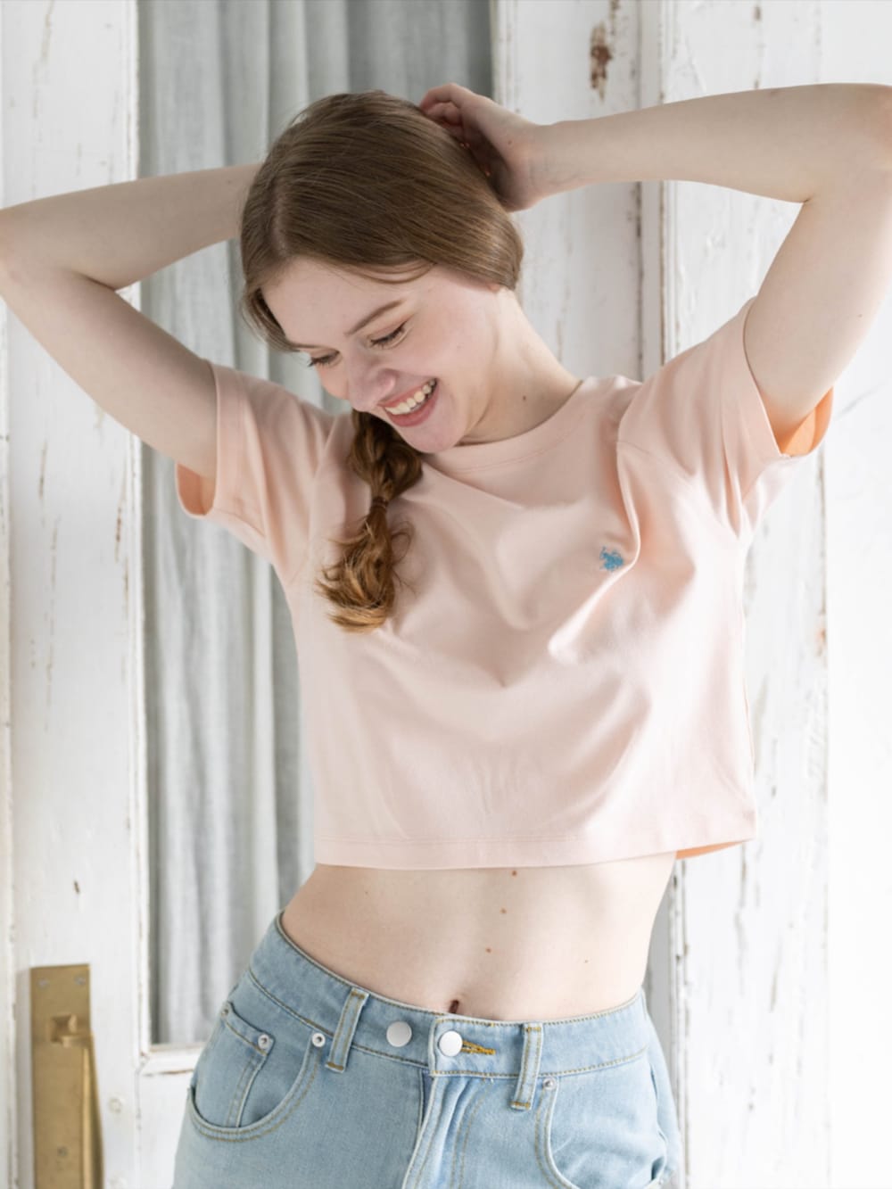 ピンク系のスニーカー、ブルー系のデニムパンツ、ピンク系のTシャツ/カットソーを着用したレディースの夏コーディネートの5枚目の写真