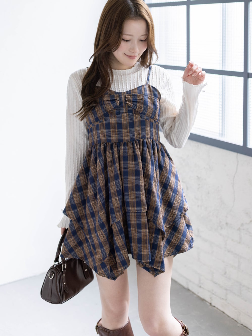 ホワイト系のTシャツ/カットソー、ブルー系のワンピース、ブラウン系のブーツを着用したレディースの春コーディネートの7枚目の写真