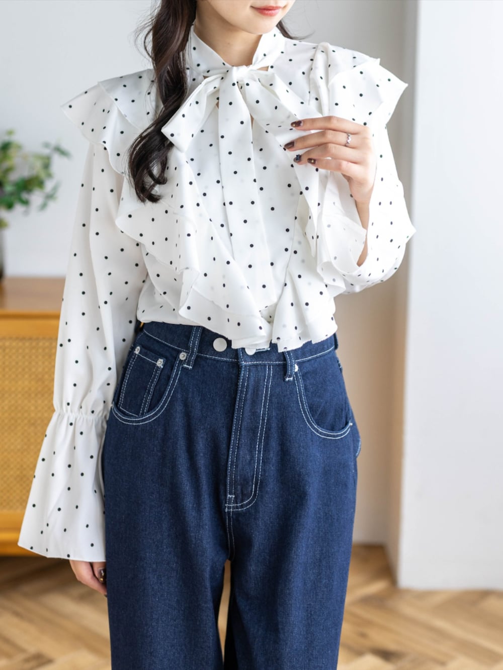 レッド系のパンプス、ホワイト系のシャツ/ブラウス、ブルー系のデニムパンツを着用したレディースの夏コーディネートの6枚目の写真
