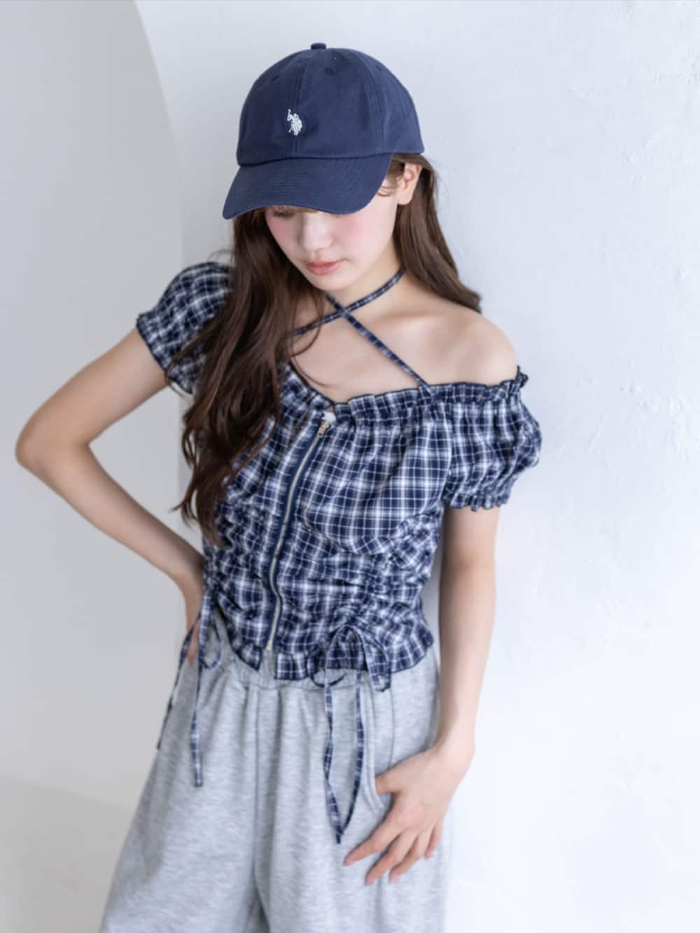 グレー系のスウェットパンツ、ブルー系のシャツ/ブラウス、ブルー系のキャップを着用したレディースの春コーディネートの6枚目の写真