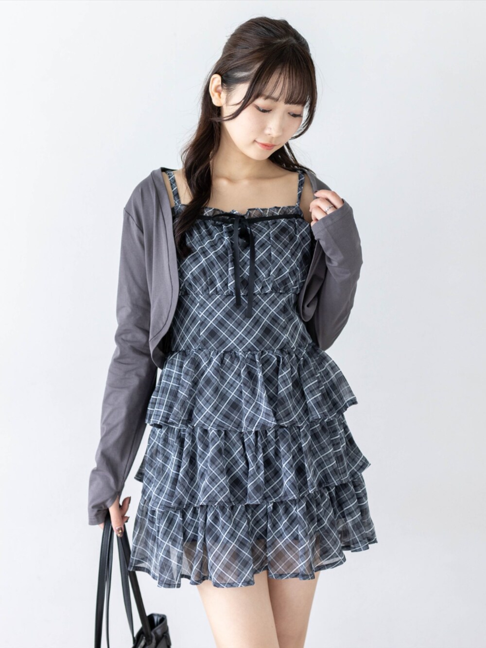 グレー系のブーツ、ブラック系のショルダーバッグ、ブラック系のワンピースを着用したレディースの夏コーディネートの5枚目の写真