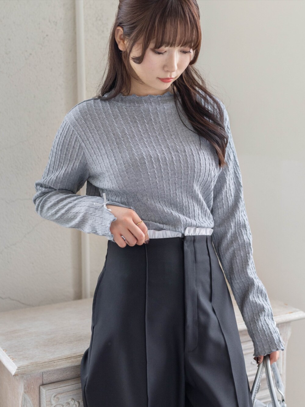 グレー系のTシャツ/カットソー、ブラック系のスラックスを着用したレディースの春コーディネートの4枚目の写真