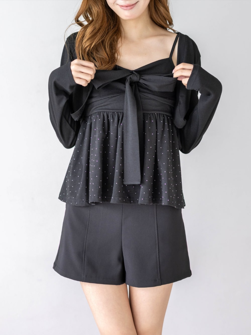 ブラック系のその他パンツ、ブラック系のTシャツ/カットソー、ブラック系のブーツを着用したレディースの秋コーディネートの3枚目の写真