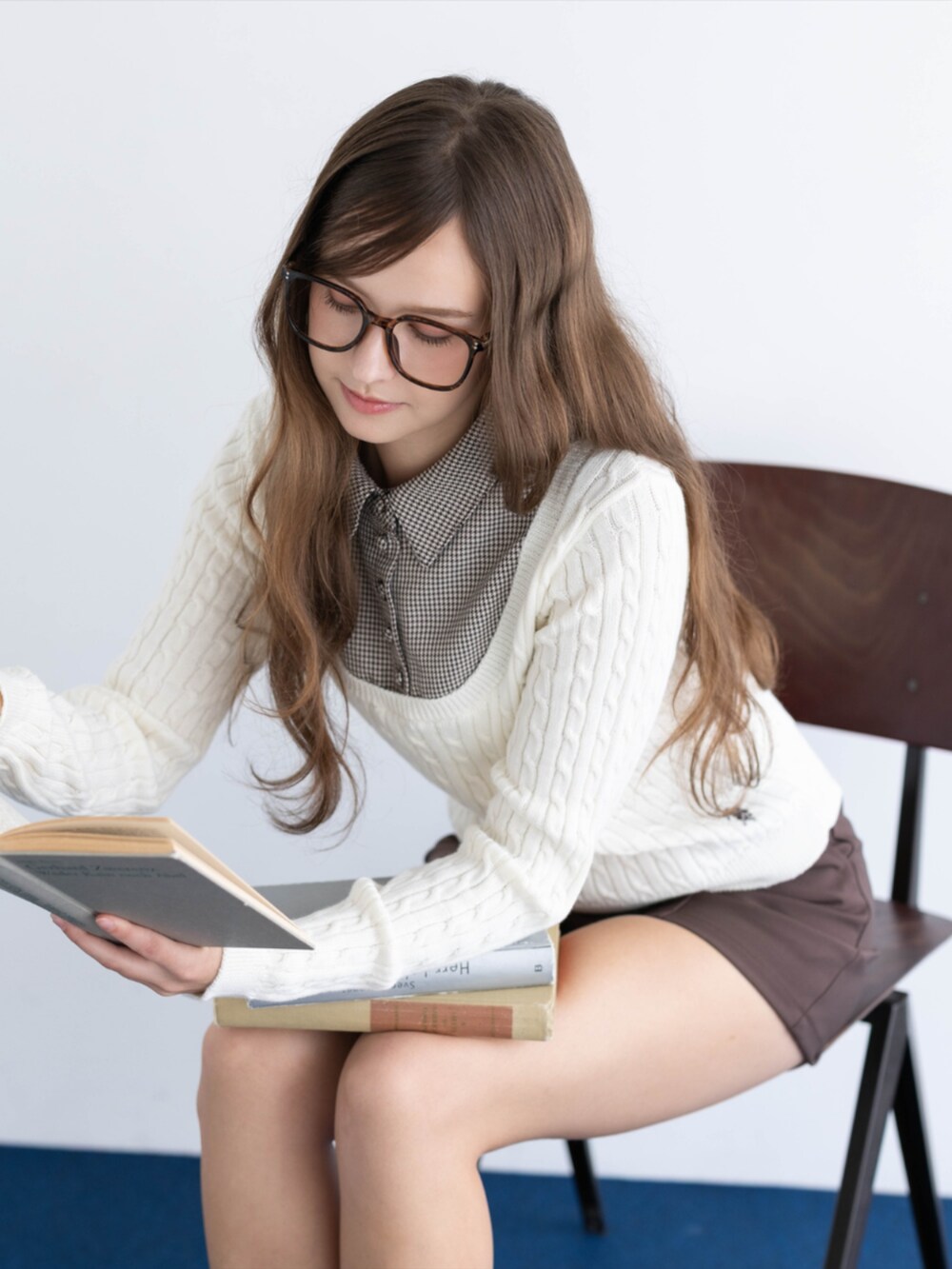 レッド系のパンプス、ブラウン系のその他パンツ、ホワイト系のニット/セーターを着用したレディースの夏コーディネートの6枚目の写真