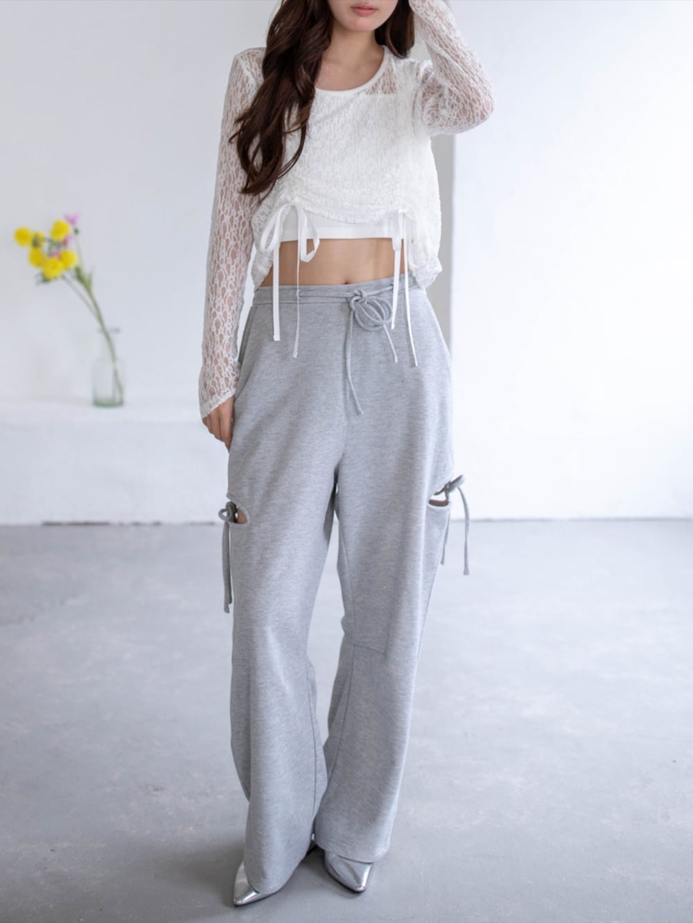 シルバー系のパンプス、ホワイト系のTシャツ/カットソー、グレー系のスウェットパンツを着用したレディースの春コーディネートの3枚目の写真
