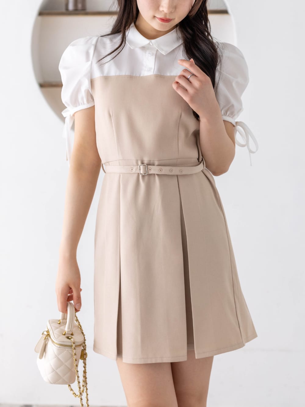 ベージュ系のワンピースを着用したレディースの春コーディネートの5枚目の写真