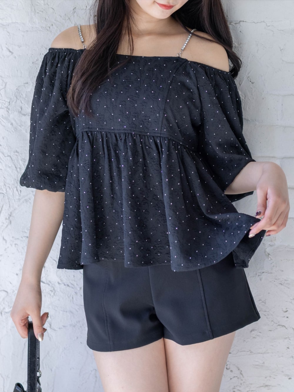 ブラック系のブーツ、ブラック系のその他パンツ、ブラック系のハンドバッグを着用したレディースの春コーディネートの5枚目の写真