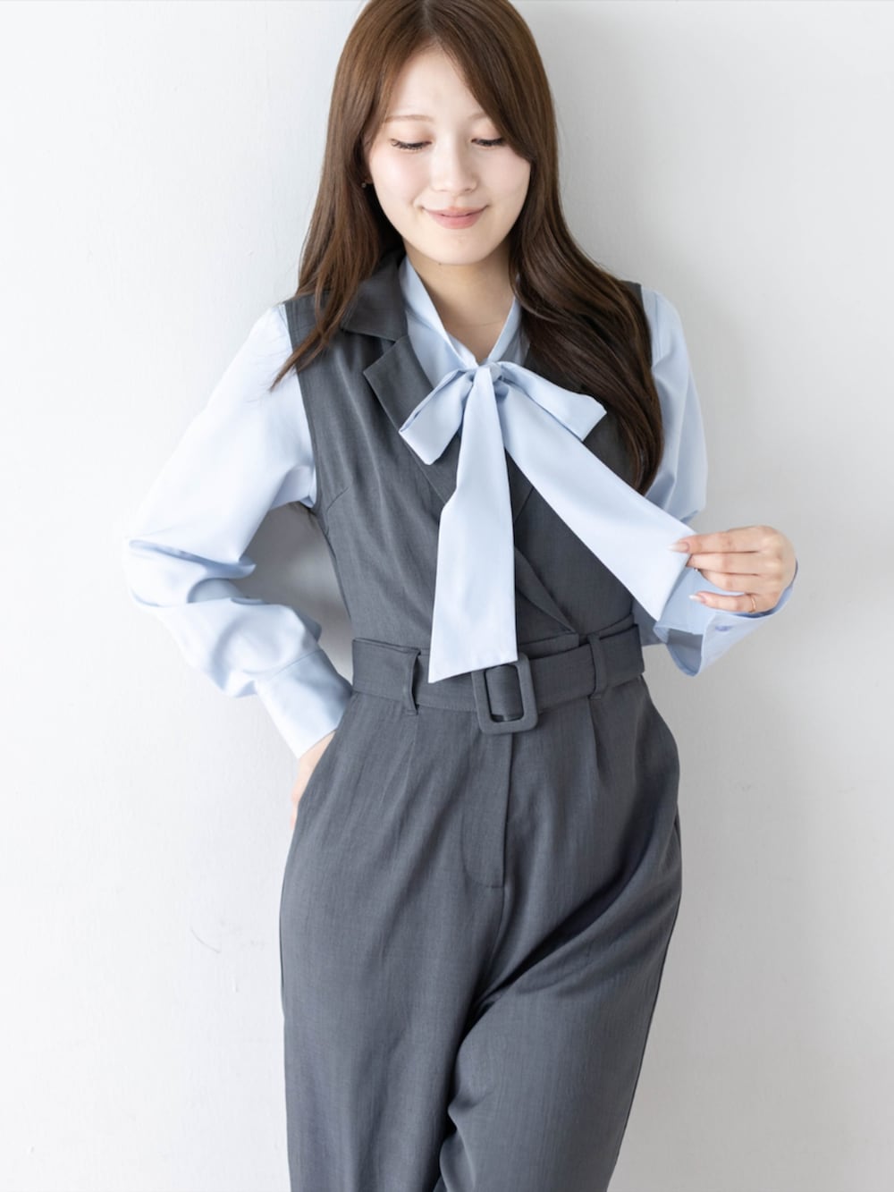 ブラック系のパンプス、ブルー系のシャツ/ブラウス、グレー系のつなぎ/オールインワンを着用したレディースの夏コーディネートの3枚目の写真