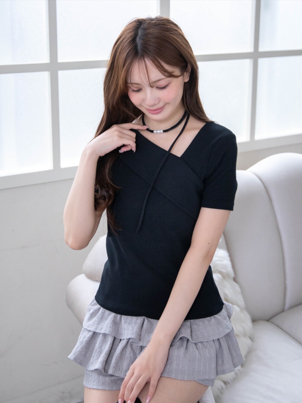 グレー系のその他パンツ、ブラック系のTシャツ/カットソーを着用したレディースの春コーディネートの5枚目の写真
