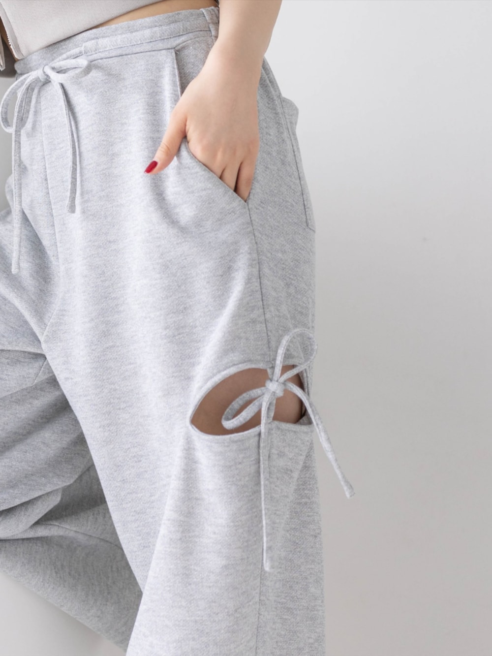 グレー系のスウェットパンツ、グレー系のパーカーを着用したレディースの春コーディネートの4枚目の写真