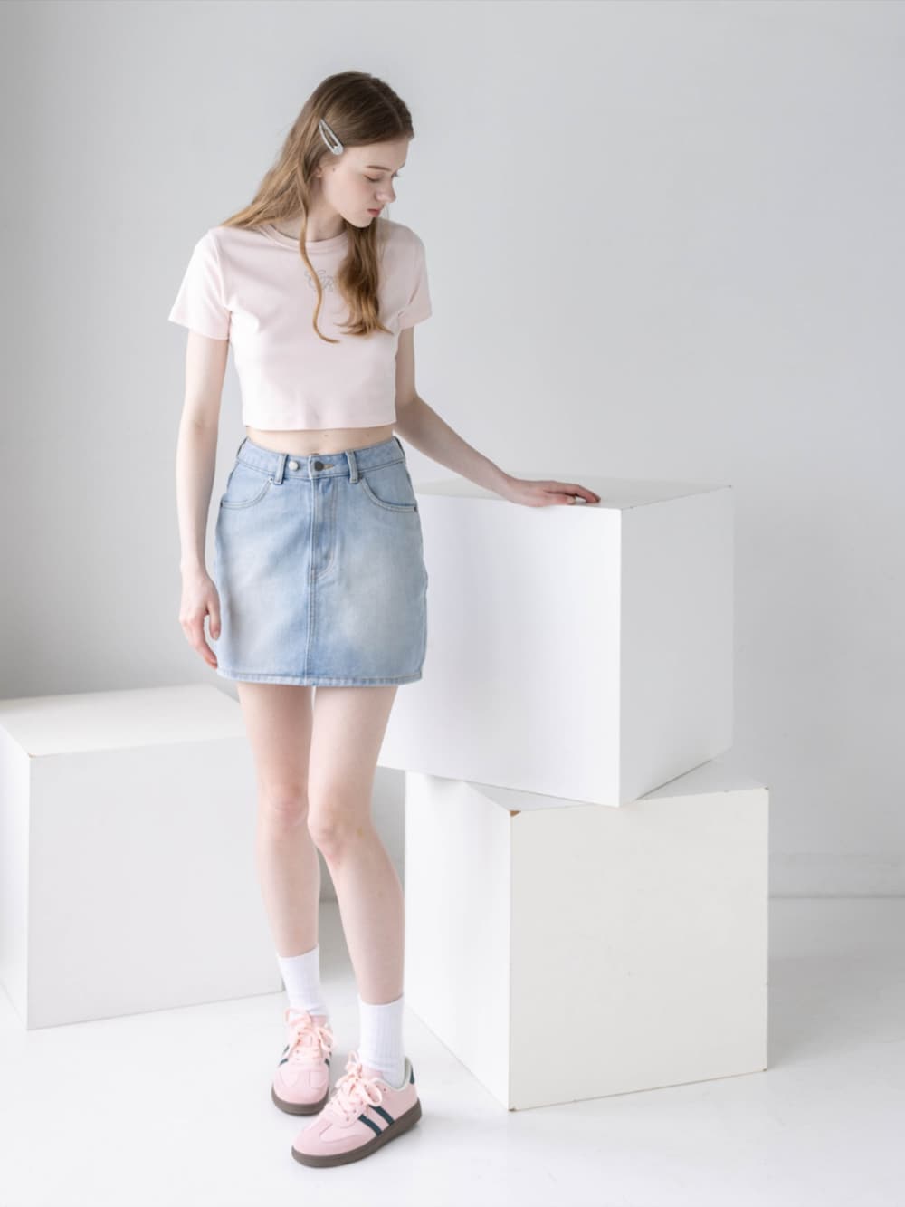 ピンク系のTシャツ/カットソー、ブルー系のデニムスカート、ピンク系のスニーカーを着用したレディースの夏コーディネートの5枚目の写真