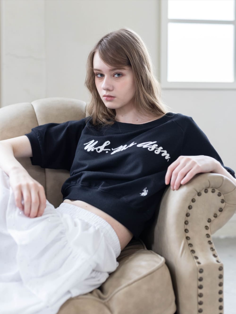 ブラック系のパンプス、ホワイト系のスカート、ブラック系のTシャツ/カットソーを着用したレディースの夏コーディネートの8枚目の写真