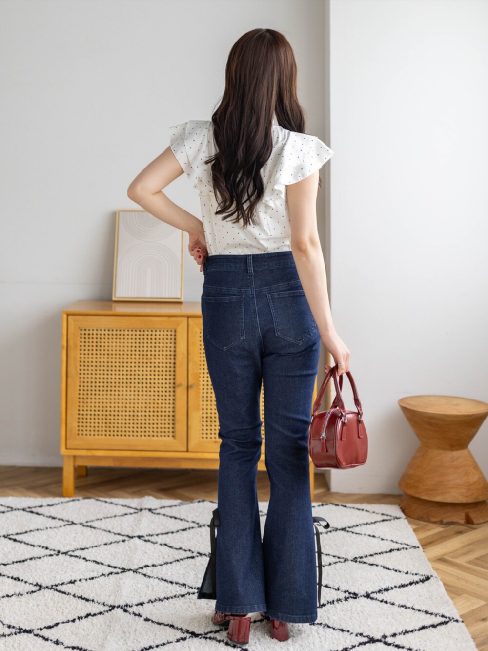 レッド系のパンプス、ブルー系のデニムパンツ、ホワイト系のシャツ/ブラウスを着用したレディースの夏コーディネートの2枚目の写真