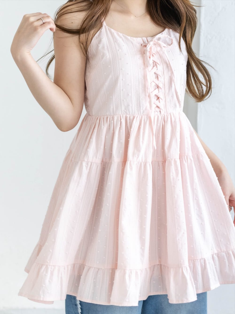 シルバー系のパンプス、ブルー系のデニムパンツ、ピンク系のワンピースを着用したレディースの夏コーディネートの6枚目の写真