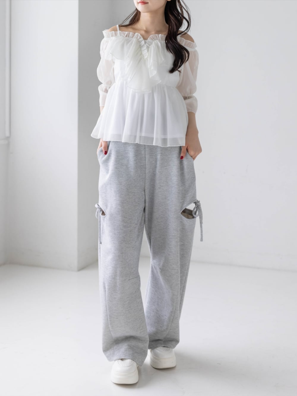 グレー系のスウェットパンツ、ホワイト系のシャツ/ブラウス、グレー系のキャップを着用したレディースの春コーディネートの5枚目の写真