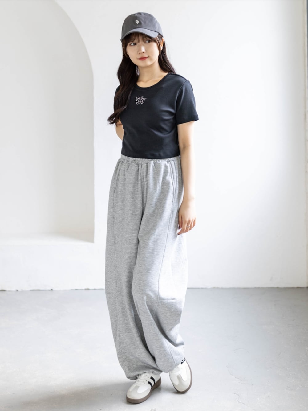ホワイト系のスニーカー、グレー系のスウェットパンツ、ブラック系のTシャツ/カットソーを着用したレディースの夏コーディネートの3枚目の写真