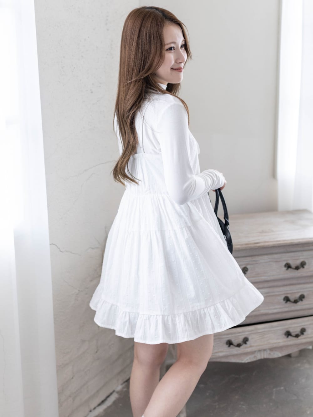 ブラック系のスニーカー、ホワイト系のTシャツ/カットソー、ホワイト系のワンピースを着用したレディースの春コーディネートの4枚目の写真