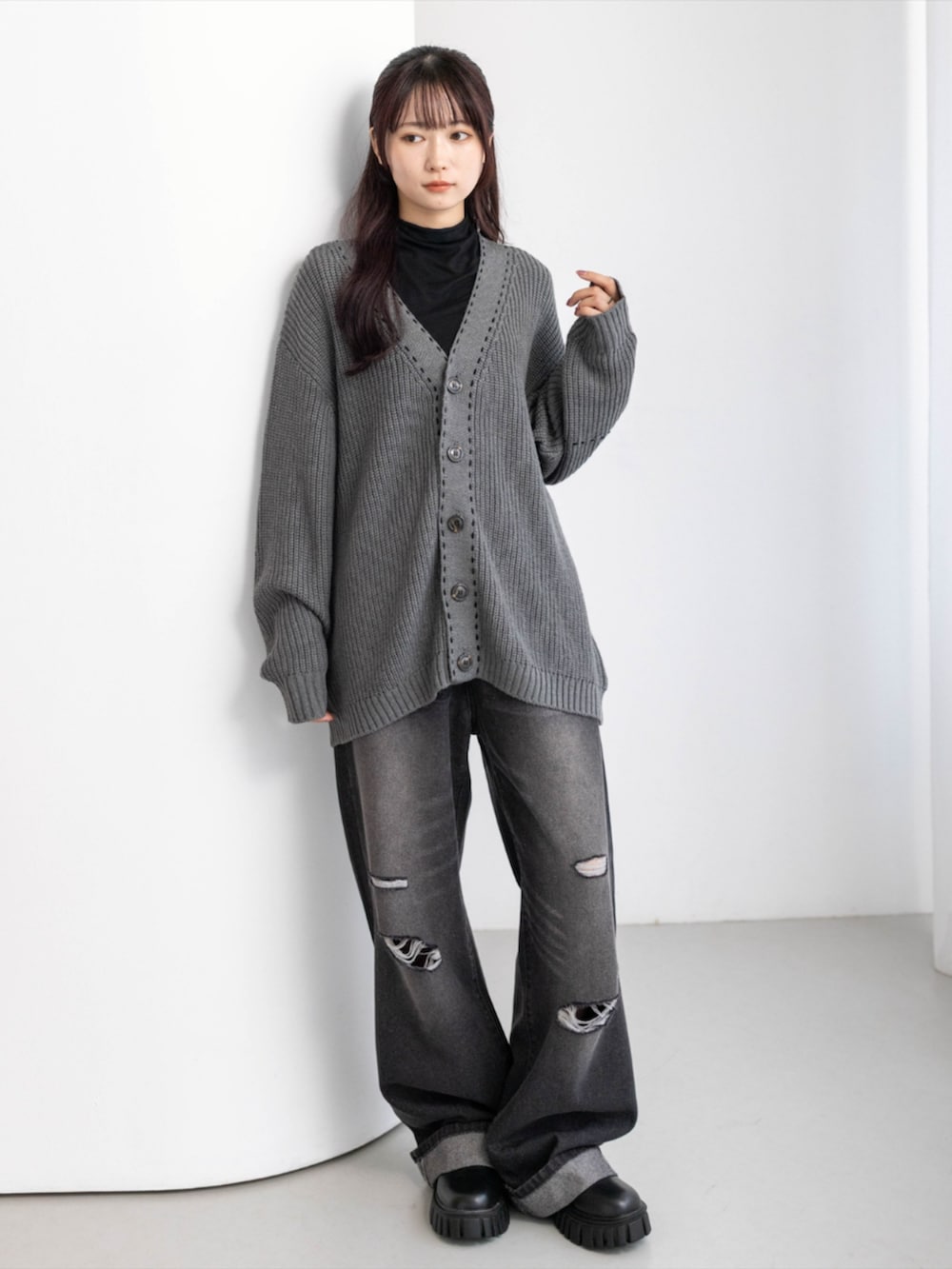 ブラック系のTシャツ/カットソー、ブラック系のデニムパンツ、ブラック系のブーツを着用したレディースの秋コーディネートの4枚目の写真