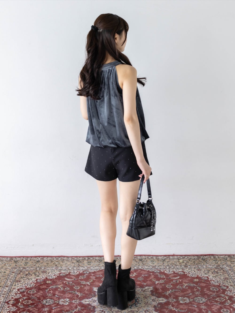 ブラック系のその他パンツ、グレー系のTシャツ/カットソーを着用したレディースの夏コーディネートの2枚目の写真