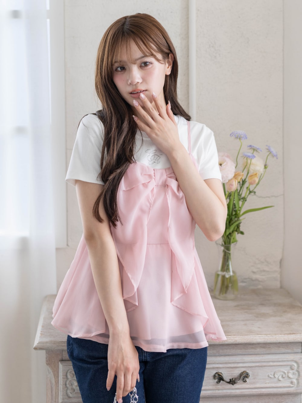 ピンク系のキャミソール、シルバー系のサンダルを着用したレディースの春コーディネートの6枚目の写真