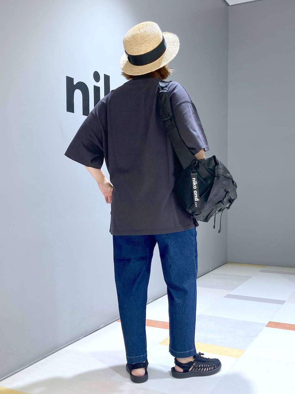 ブラック系のショルダーバッグ、ブルー系のその他パンツ、グレー系のTシャツ/カットソーを着用したレディースの夏コーディネートの4枚目の写真