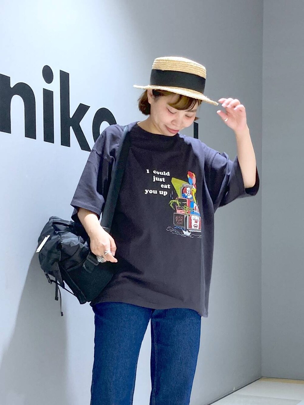 ブラック系のショルダーバッグ、ブルー系のその他パンツ、グレー系のTシャツ/カットソーを着用したレディースの夏コーディネートの2枚目の写真