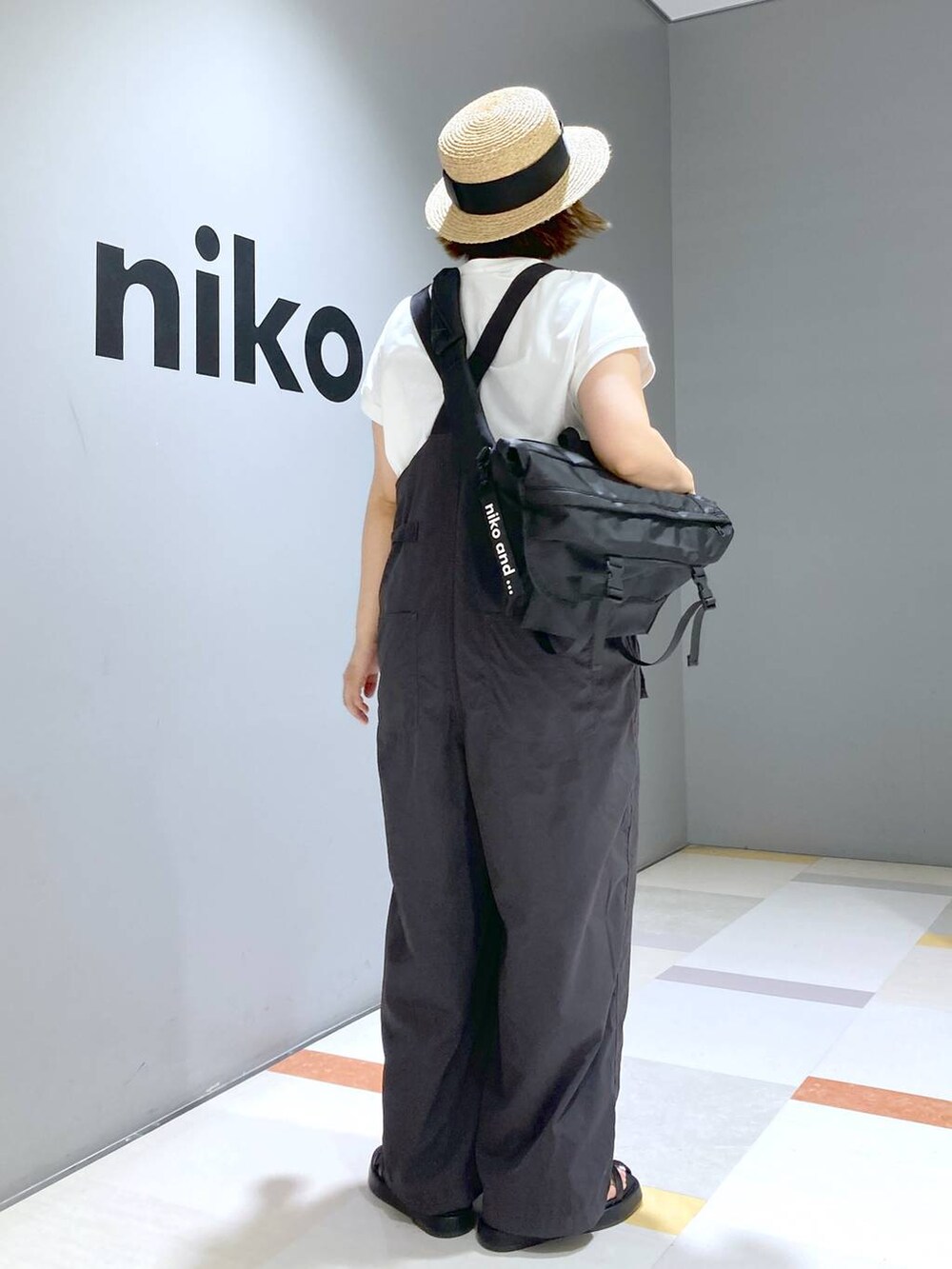 グレー系のサロペット/オーバーオール、ブラック系のショルダーバッグ、ホワイト系のTシャツ/カットソーを着用したレディースの夏コーディネートの4枚目の写真
