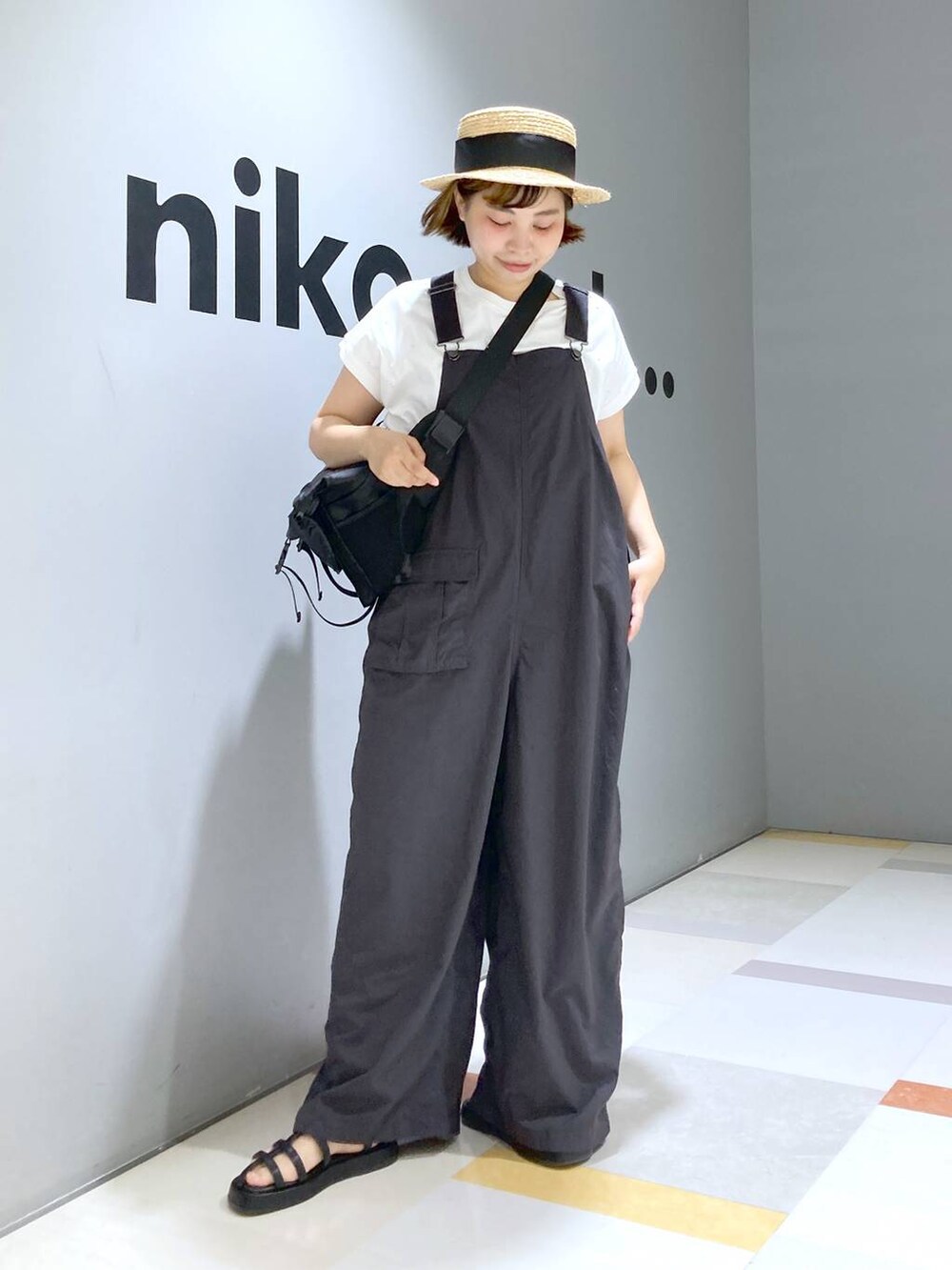 グレー系のサロペット/オーバーオール、ブラック系のショルダーバッグ、ホワイト系のTシャツ/カットソーを着用したレディースの夏コーディネートの2枚目の写真