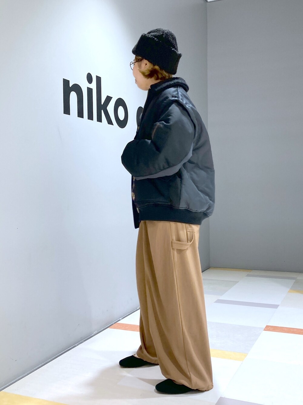 「ニコアンド、ニコアンド(niko and...)、メンズコーデ、メンズライク、帽子×メガネ、ワイドパンツ」｜「niko and...のヴィンテージ柄ニットプルオーバー（ニット/セーター、ブラウン系）」を使った、タゾエさん（レディース・156cm）の冬コーディネートの2枚目の写真