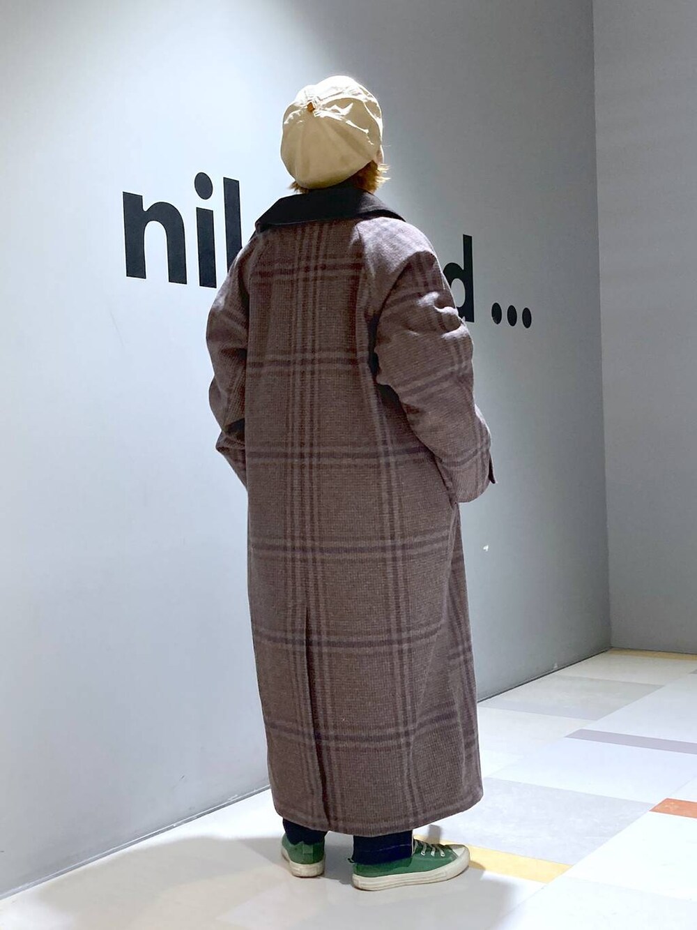 ブラウン系のその他アウター、ブルー系のその他パンツ、ホワイト系のシャツ/ブラウスを着用したレディースの冬コーディネートの4枚目の写真