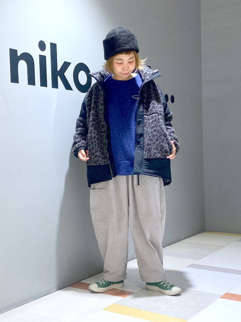 グレー系のブルゾン、グレー系のその他パンツ、ブルー系のニット/セーターを着用したレディースの冬コーディネートの6枚目の写真