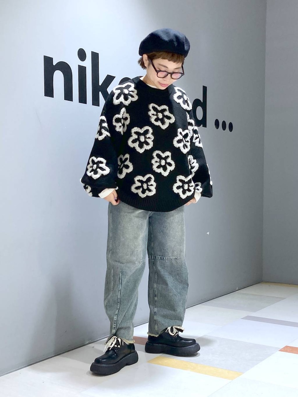 ベージュ系のTシャツ/カットソー、ブルー系のその他パンツ、ブラック系のその他シューズを着用したレディースの冬コーディネートの4枚目の写真