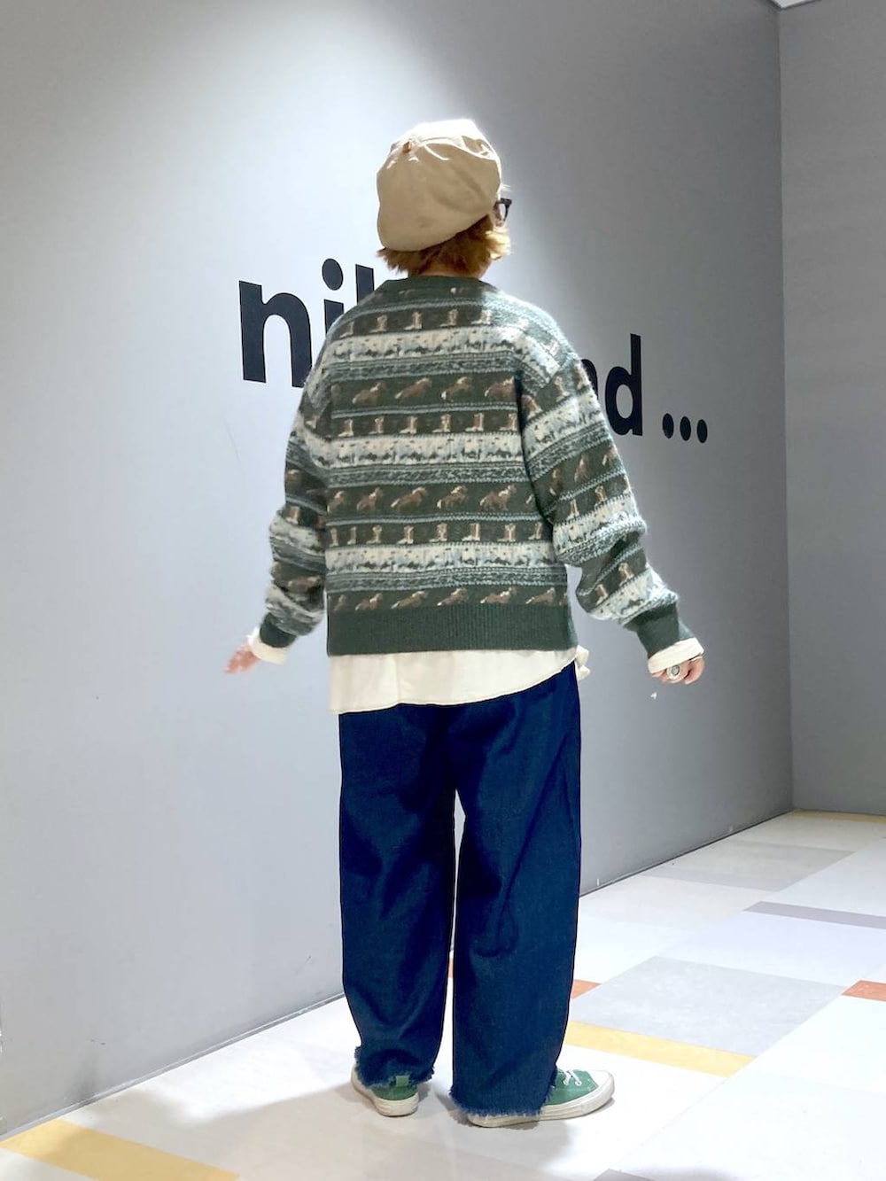 ベージュ系のTシャツ/カットソー、グリーン系のニット/セーター、ブルー系のその他パンツを着用したレディースの冬コーディネートの2枚目の写真