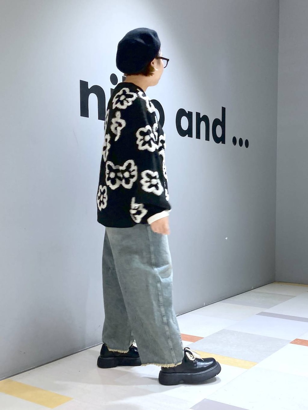 ベージュ系のTシャツ/カットソー、ブルー系のその他パンツ、ブラック系のその他シューズを着用したレディースの冬コーディネートの2枚目の写真