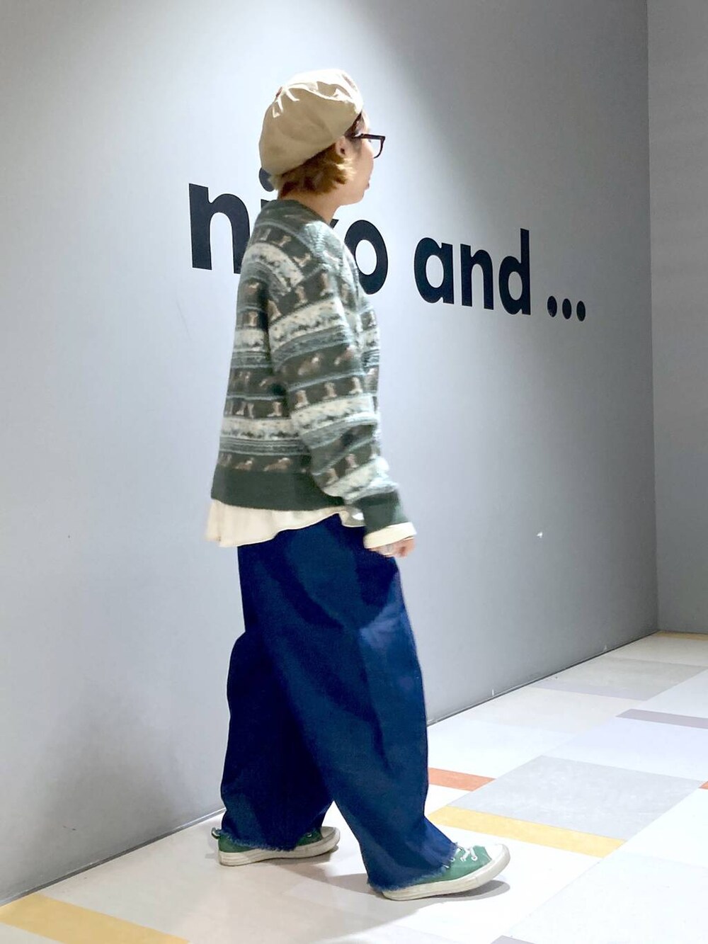 ベージュ系のTシャツ/カットソー、グリーン系のニット/セーター、ブルー系のその他パンツを着用したレディースの冬コーディネートの3枚目の写真