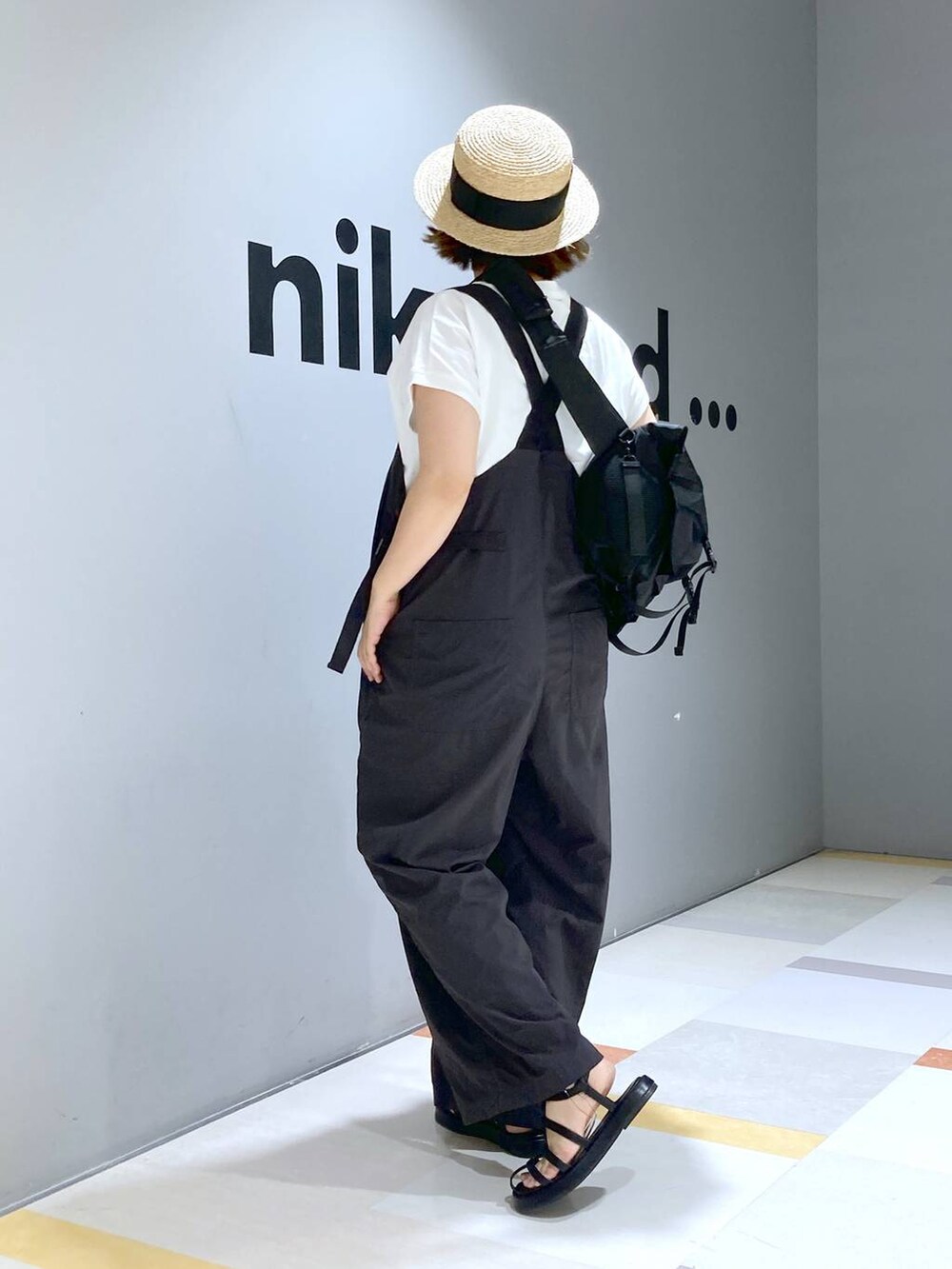 グレー系のサロペット/オーバーオール、ブラック系のショルダーバッグ、ホワイト系のTシャツ/カットソーを着用したレディースの夏コーディネートの5枚目の写真