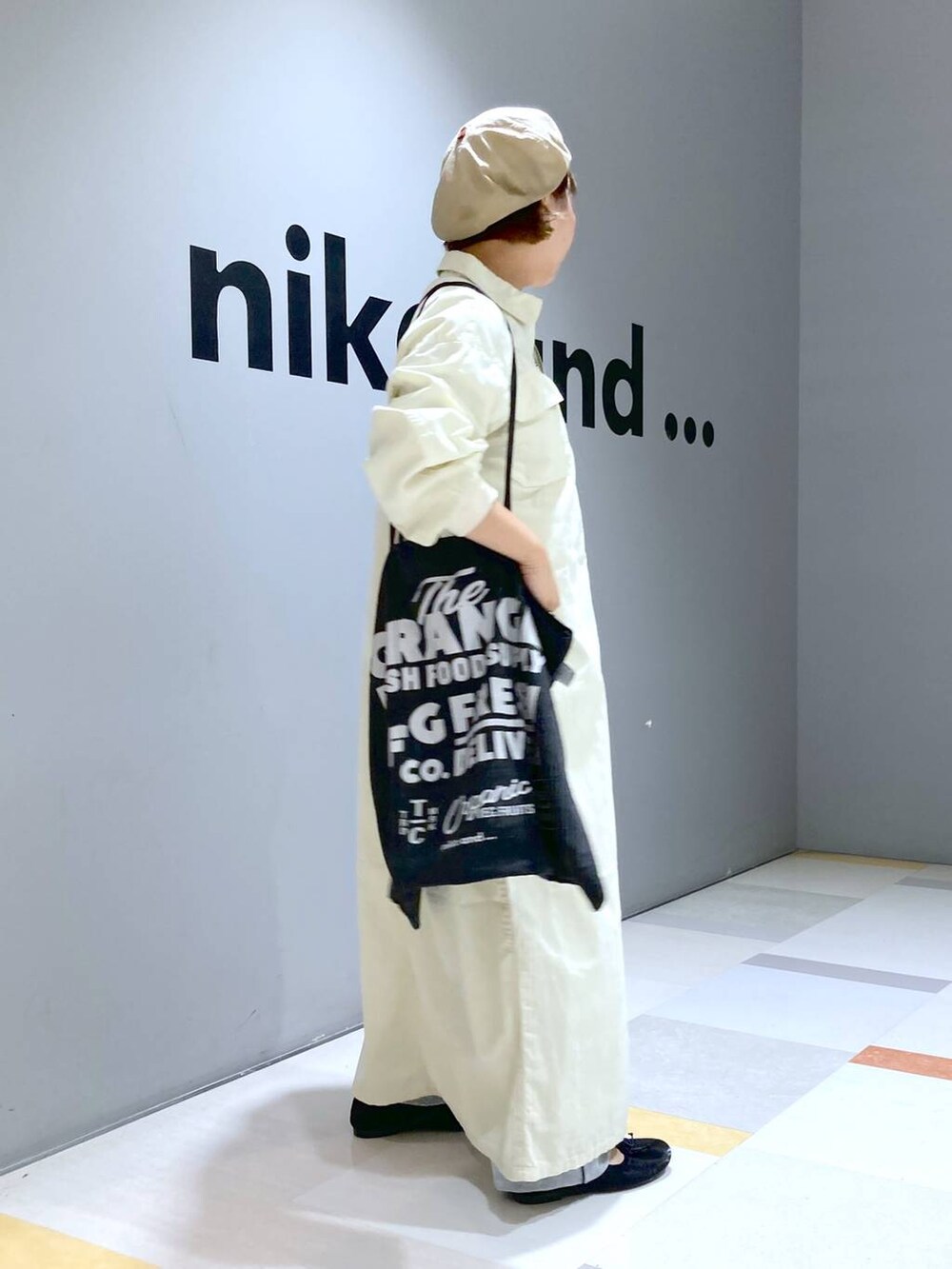 ブラック系のTシャツ/カットソー、グレー系のトートバッグ、ブラック系のパンプスを着用したレディースの秋コーディネートの2枚目の写真
